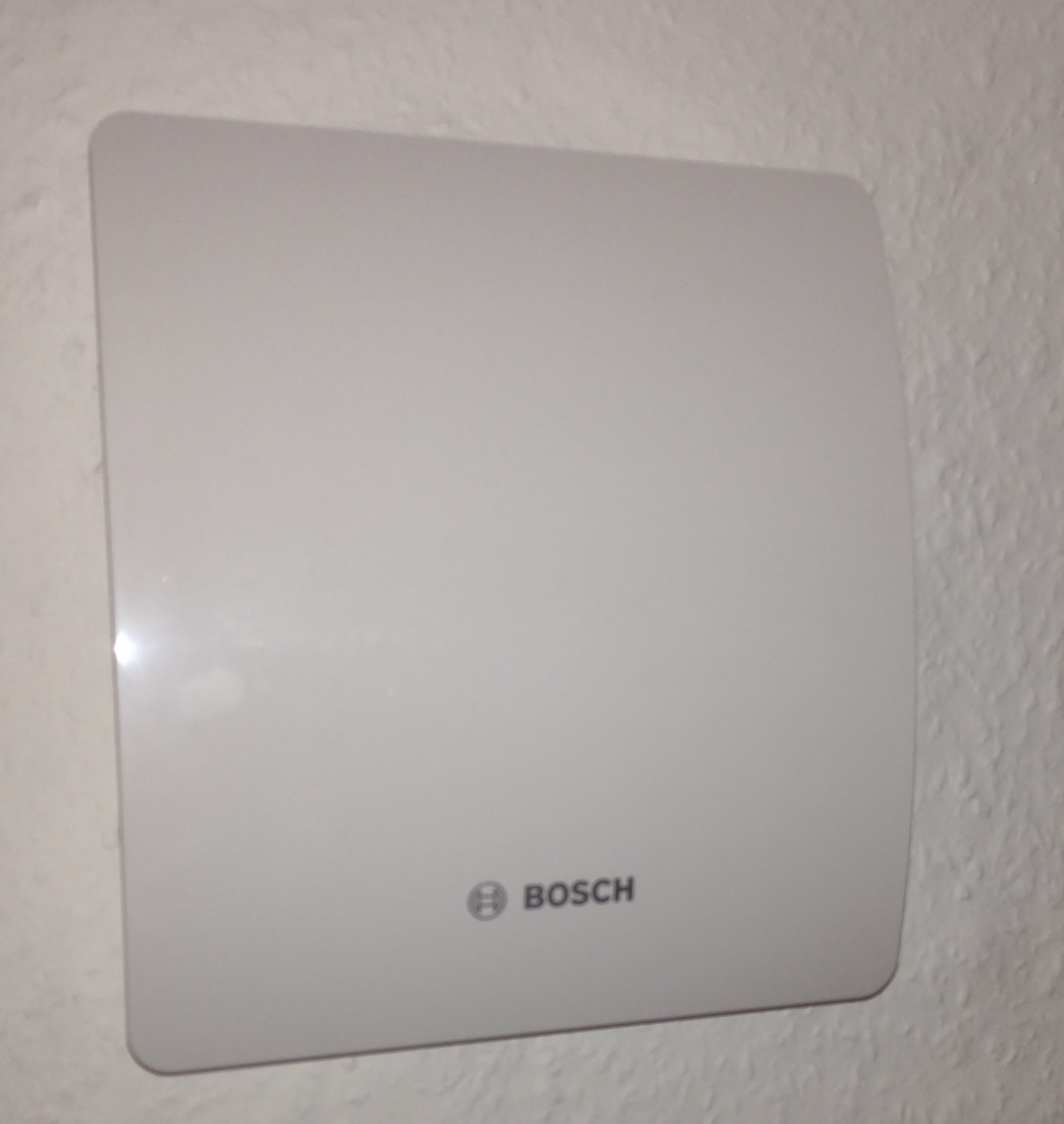 Bosch Fan 1500 DH an der Wand montiert, glatte Blende mit Bosch-Logo